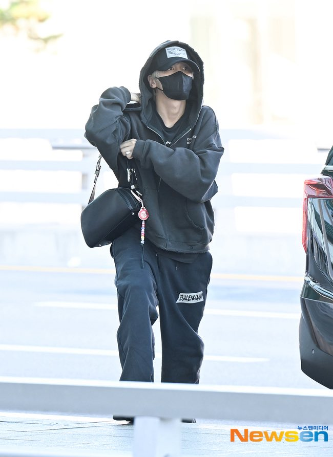 aeskysfs's tweet photo. Haechan dan ilichil ke jkt, sedangkan gw otw dinas proyek untuk 3 hari. Artinya memang kita tidak bisa bertemu 💔 anw, safe flight haechan and Ilichil, good luck with the concert! https://t.co/X84tCIctRp