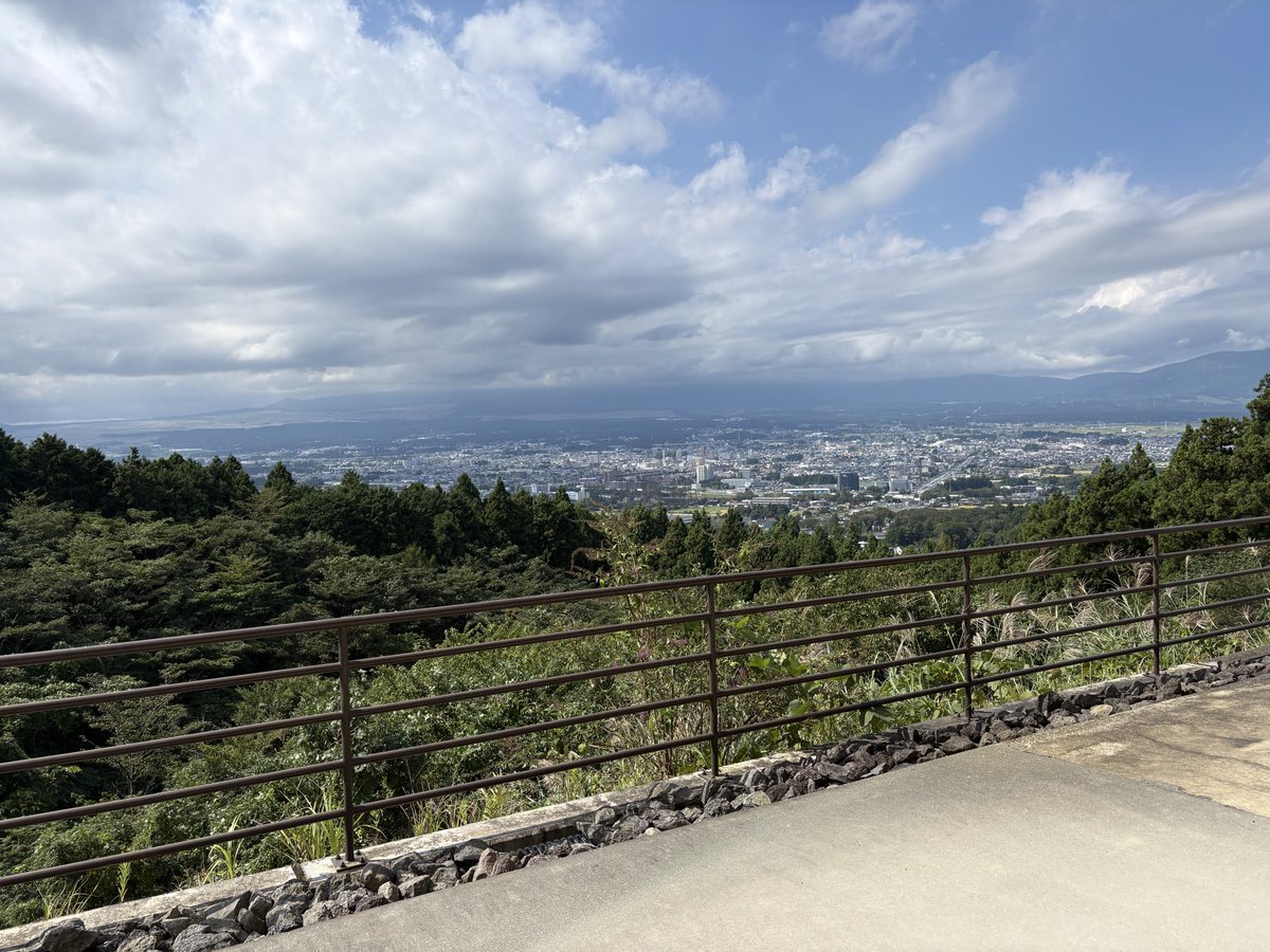 Fujimatsucafe's tweet photo. 今日は心地よいお天気です☀️
���念ながら富士山は見えませんが🗻
御殿場の街並みや緑がきれいに見えています✨

富士松カフェで景色を眺めながら、ゆっくりひと休みしませんか？☕️🍰

皆さまのご来店をお待ちしております😊
 #カフェ
 #街並み https://t.co/6NIGoXPG9o