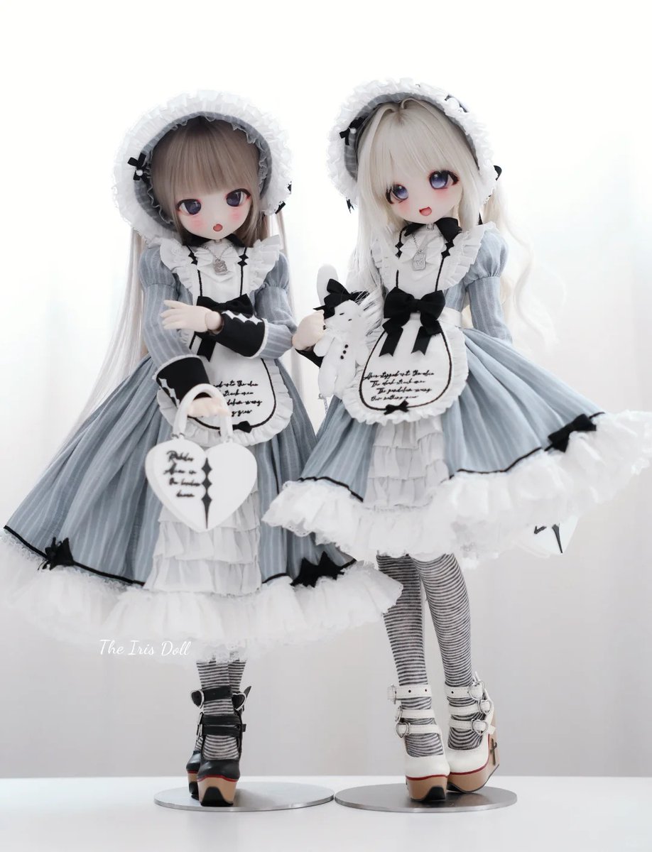Nokdoll_jp's tweet photo. 𓋫 𓏴𓏴 𓏵‧₊新作情報₊‧𓏵 𓏴𓏴𓋫

꒰時夢箋꒱「1/4ドール服 MDD/OF」

まるでアリスの不思議な夢に迷い込んだよう。🫖

夢と現実のあわいで出会った、愛らしい少女。

何気ない仕草にも、少女らしいお茶目な一面がのぞいて。

白うさぎから届く、次の不思議な招待状を待ちながら。🩵🩶

#ドールオーナーさんと繋がりたい #MDDはいいぞ