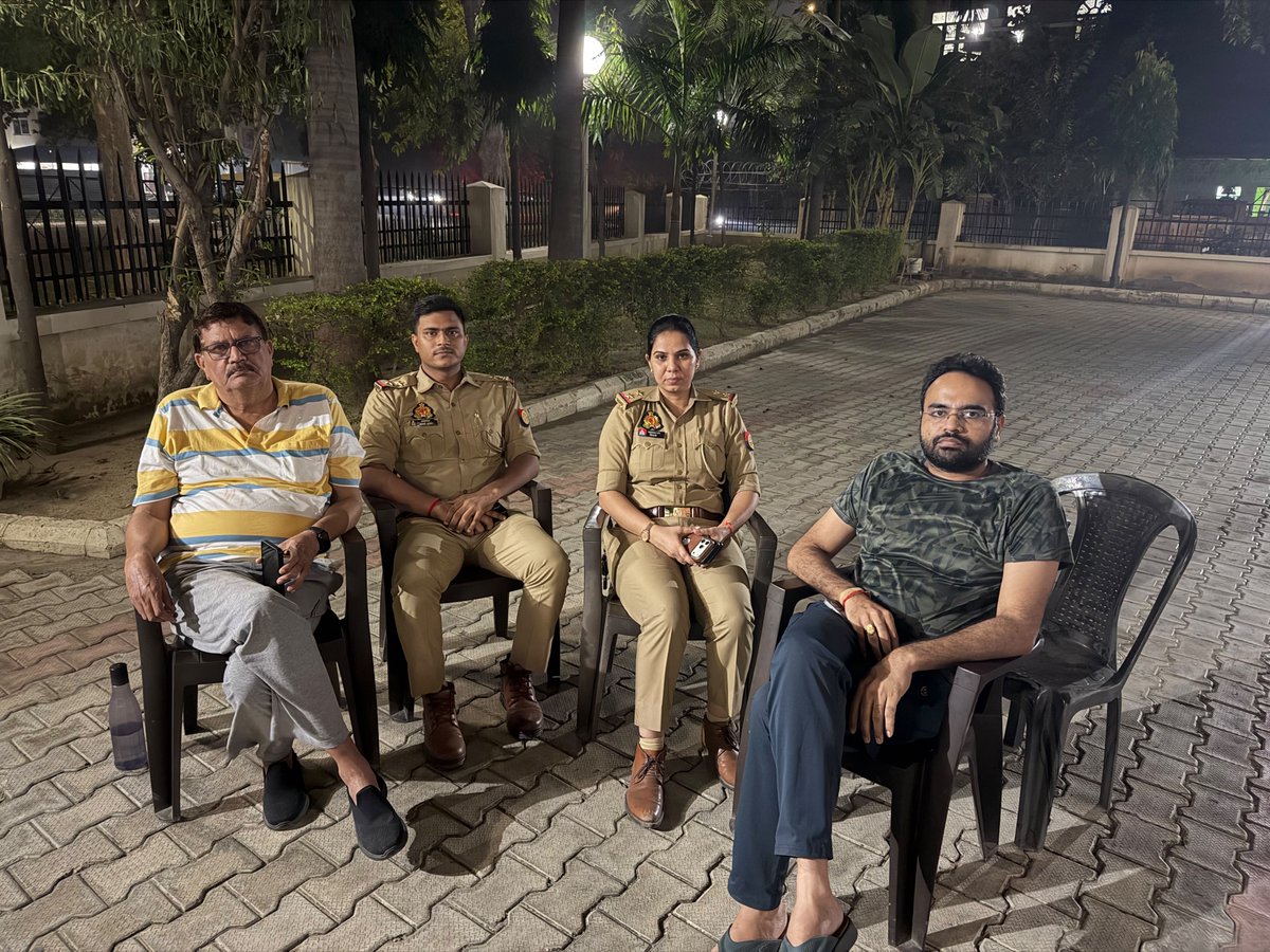irahulseth2's tweet photo. रात 10 बजे से घर के बाहर पुलिस का पहरा, सुबह होते ही House Arrest!
आखिर भाजपा वोट चोर ज्ञानेश कुमार को क्यों बचा रही है
हम डरने वाले नहीं हैं, ये लड़ाई लोकतंत्र बचाने की है।
ज्ञानेश कुमार को इस्तीफ़ा देना होगा
#VoteChorGaddiChhodo #GyaneshKumarIstifaDo https://t.co/Hwn0TgGaaB