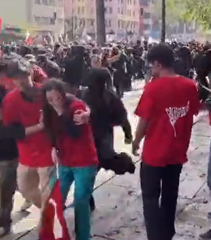 aburridow's tweet photo. @PaolaDragnic El medio internacional, el. Zurdos mugrosos, 3000 weetas tomando baño gratis.

¿Mostraron como rosearon acelerantes, botellas, piedras y golpearon a mujeres los maricones👇? https://t.co/hIcOjpzY6P