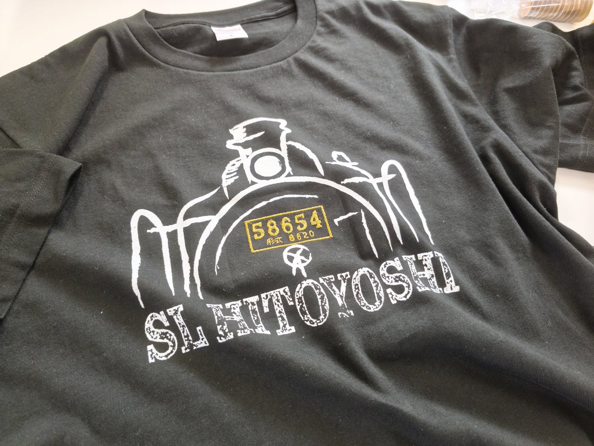 Aoinomori_Gaien's tweet photo. 【新グッズ情報】
くま川鉄道全線運行再開イベントで好評だったSL人吉の【刺しゅうTシャツ】が、MOZOCAステーションに入荷しました😊　新作で同デザインの黒キャンバストートとデニムトートも少数入荷しております✨　数量限定なので、お早めに!
#SL人吉
#オリジナルグッズ
#MOZOCAステーション https://t.co/Bvm5zaiIcR