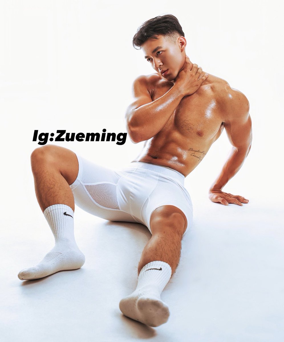zueming_0102's tweet photo. 體育男孩的運動時間💪🏾

白襪、汗水，還有藏不住的肌肉線條。
純白撞上黝黑，
有些東西，越不說越讓人想靠近。

你會先看哪裡？

#體育男孩 #肌肉男 #白襪 #運動男孩 #健身男 #體育生 #教練 https://t.co/IfrJpehYbY