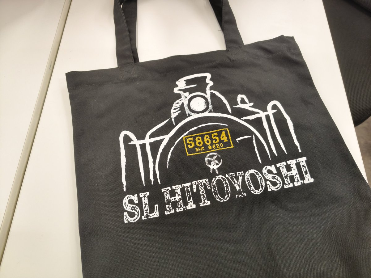Aoinomori_Gaien's tweet photo. 【新グッズ情報】
くま川鉄道全線運行再開イベントで好評だったSL人吉の【刺しゅうTシャツ】が、MOZOCAステーションに入荷しました😊　新作で同デザインの黒キャンバストートとデニムトートも少数入荷しております✨　数量限定なので、お早めに!
#SL人吉
#オリジナルグッズ
#MOZOCAステーション https://t.co/Bvm5zaiIcR