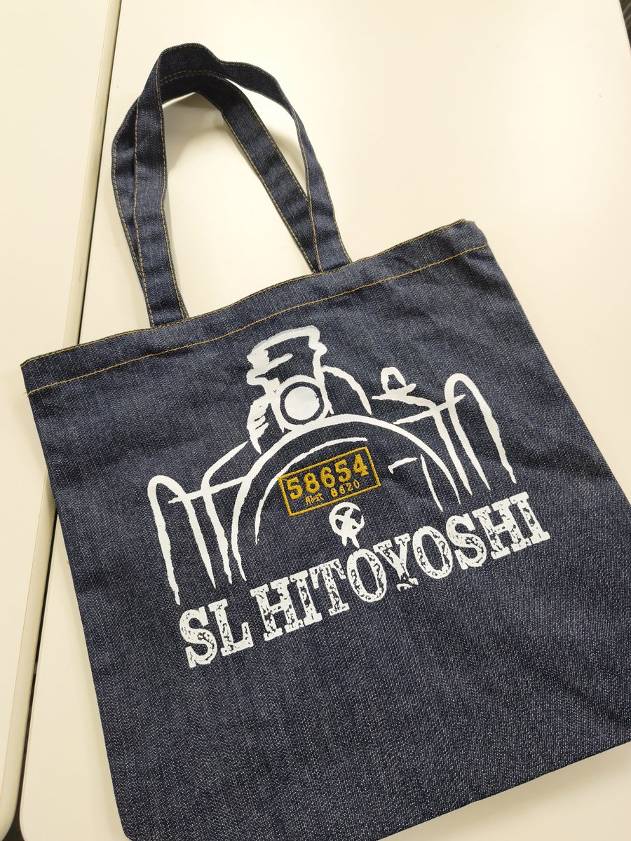 Aoinomori_Gaien's tweet photo. 【新グッズ情報】
くま川鉄道全線運行再開イベントで好評だったSL人吉の【刺しゅうTシャツ】が、MOZOCAステーションに入荷しました😊　新作で同デザインの黒キャンバストートとデニムトートも少数入荷しております✨　数量限定なので、お早めに!
#SL人吉
#オリジナルグッズ
#MOZOCAステーション https://t.co/Bvm5zaiIcR