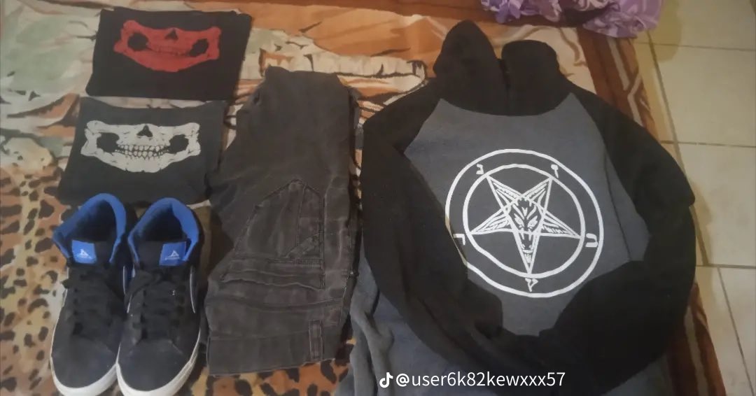 MerGarza's tweet photo. Ya encontré el supuesto tiktok de donde salieron las fotos en donde se estaban preparando, y estas eran unas de las fotografías que tenían incluyendo las de las armas. 

Probablemente eran jóvenes radicalizados por internet, parte de la machosfera, e incels… https://t.co/mwrmP4qYvs
