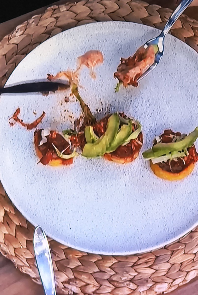 Lunarejass's tweet photo. Que Belén alabe un plato mexicano hecho por un colombiano es demasiado. Emiro, eres lo máximo. Un solo plato, muchas preparaciones. 

#MasterChefCelebrityColombia https://t.co/Fv3mq46BBP