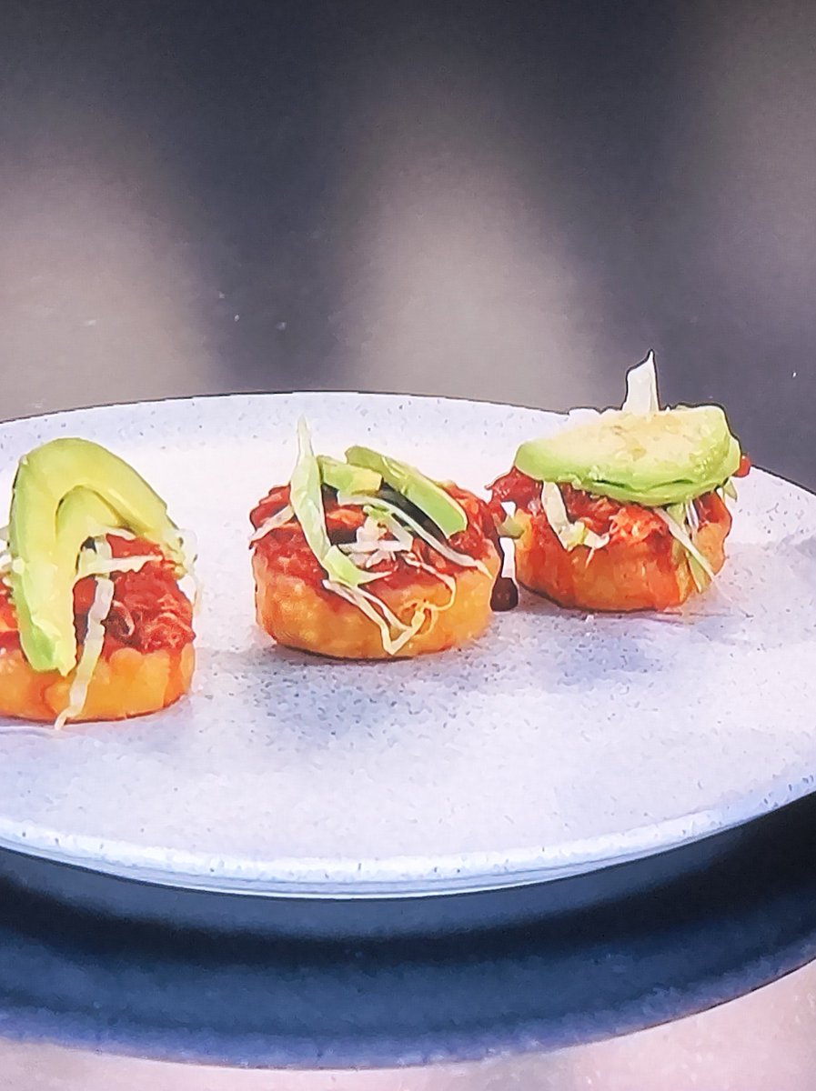 Lunarejass's tweet photo. Que Belén alabe un plato mexicano hecho por un colombiano es demasiado. Emiro, eres lo máximo. Un solo plato, muchas preparaciones. 

#MasterChefCelebrityColombia https://t.co/Fv3mq46BBP
