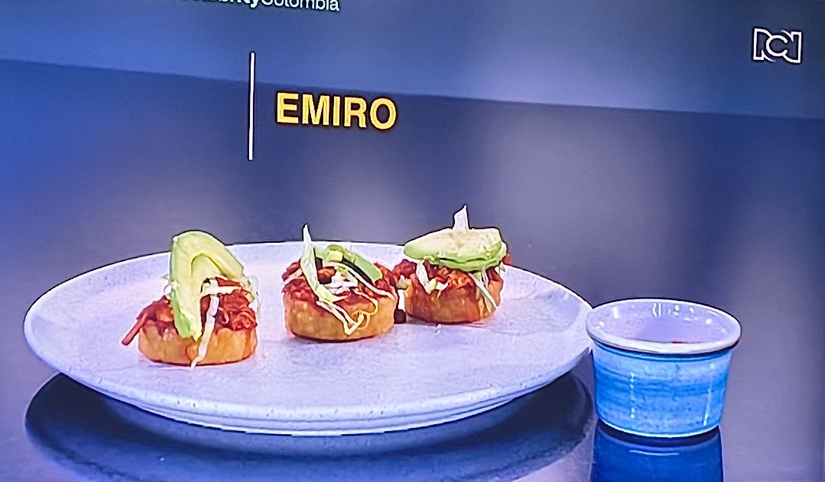 Lunarejass's tweet photo. Que Belén alabe un plato mexicano hecho por un colombiano es demasiado. Emiro, eres lo máximo. Un solo plato, muchas preparaciones. 

#MasterChefCelebrityColombia https://t.co/Fv3mq46BBP