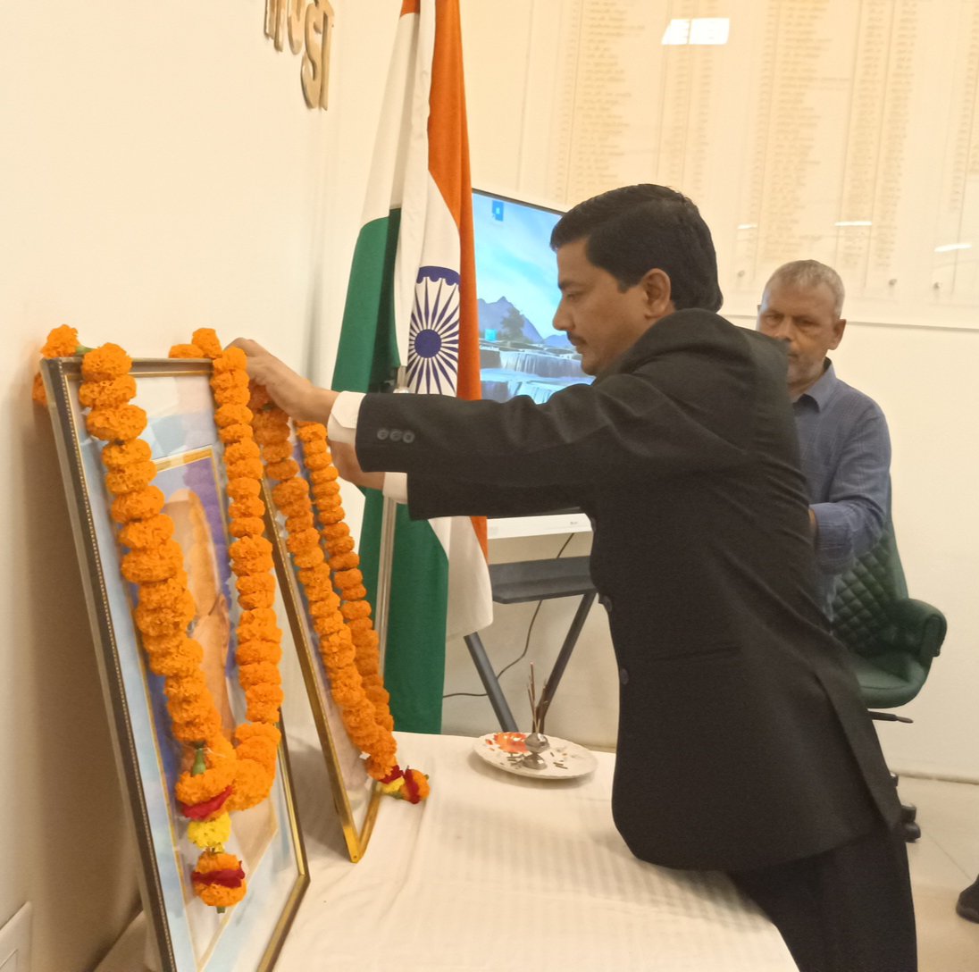 dmgonda2's tweet photo. गाँधी जयन्ती के अवसर पर कलेक्ट्रेट सभागार में महात्मा गांधी जी एवं लाल बहादुर शास्त्री जी के चित्र पर माल्यार्पण किया गया।
#गांधी_जयंती
#गोण्डा_उत्तर_प्रदेश https://t.co/ivMPQ3Yvql