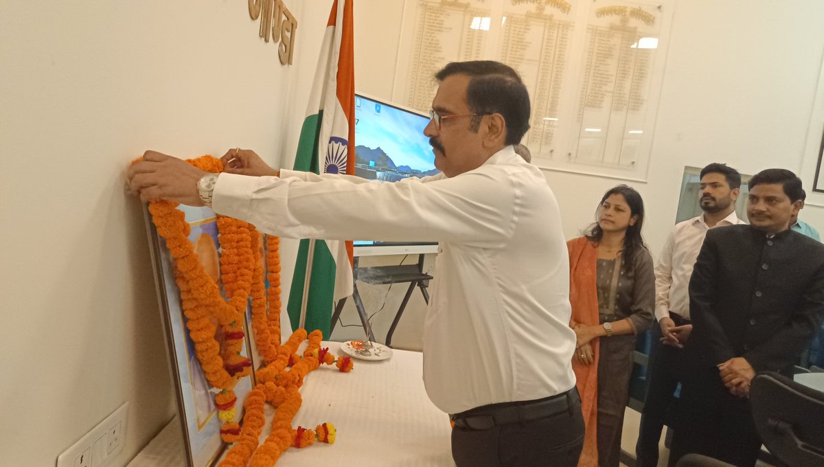 dmgonda2's tweet photo. गाँधी जयन्ती के अवसर पर कलेक्ट्रेट सभागार में महात्मा गांधी जी एवं लाल बहादुर शास्त्री जी के चित्र पर माल्यार्पण किया गया।
#गांधी_जयंती
#गोण्डा_उत्तर_प्रदेश https://t.co/ivMPQ3Yvql