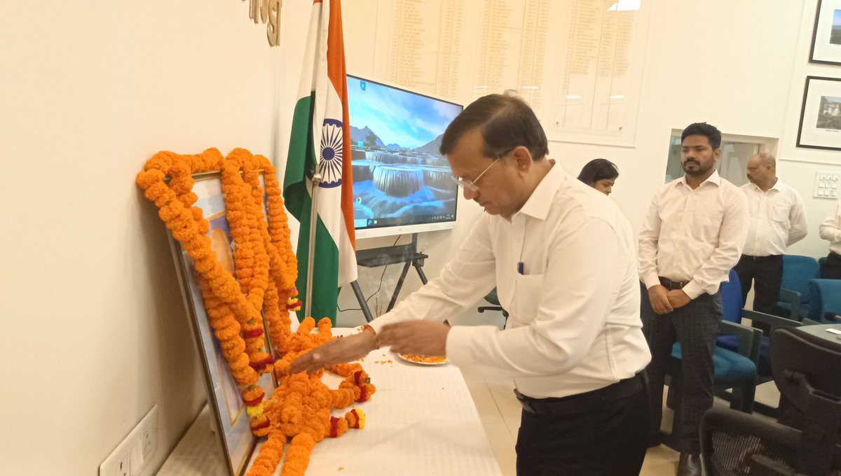 dmgonda2's tweet photo. गाँधी जयन्ती के अवसर पर कलेक्ट्रेट सभागार में महात्मा गांधी जी एवं लाल बहादुर शास्त्री जी के चित्र पर माल्यार्पण किया गया।
#गांधी_जयंती
#गोण्डा_उत्तर_प्रदेश https://t.co/ivMPQ3Yvql