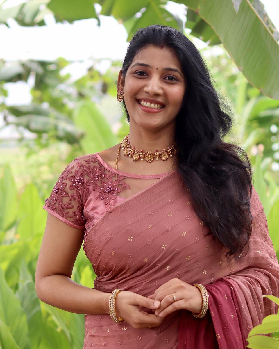 Rajeshreddy1011's tweet photo. My friends : arai e Rajesh gadi amma anti ra padha lanja la undhi night ki dangudam ha 

Mom : arai e roju na birthday ra ( boobs expose chasta press chastundhi ) .. gift akkada mari 

Friends : Kindha kurcho moda chiki rasam taggu amma

Mom : ikkada vadhu bedroom ki Veldam ra https://t.co/DQHD8JHfRu