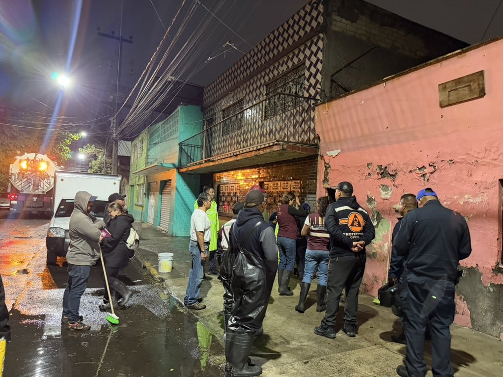 IztacalcoAl's tweet photo. Personal de la Alcaldía Iztacalco ya se encuentra trabajando en territorio para atender sus solicitudes y reportes.

Derivado de las fuertes lluvias de esta tarde, mantenemos activo el #OperativoAguaceros y recorremos diversos puntos para atender las afectaciones. https://t.co/E88d1QWALI