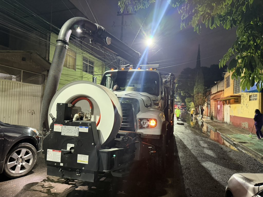 IztacalcoAl's tweet photo. Personal de la Alcaldía Iztacalco ya se encuentra trabajando en territorio para atender sus solicitudes y reportes.

Derivado de las fuertes lluvias de esta tarde, mantenemos activo el #OperativoAguaceros y recorremos diversos puntos para atender las afectaciones. https://t.co/E88d1QWALI
