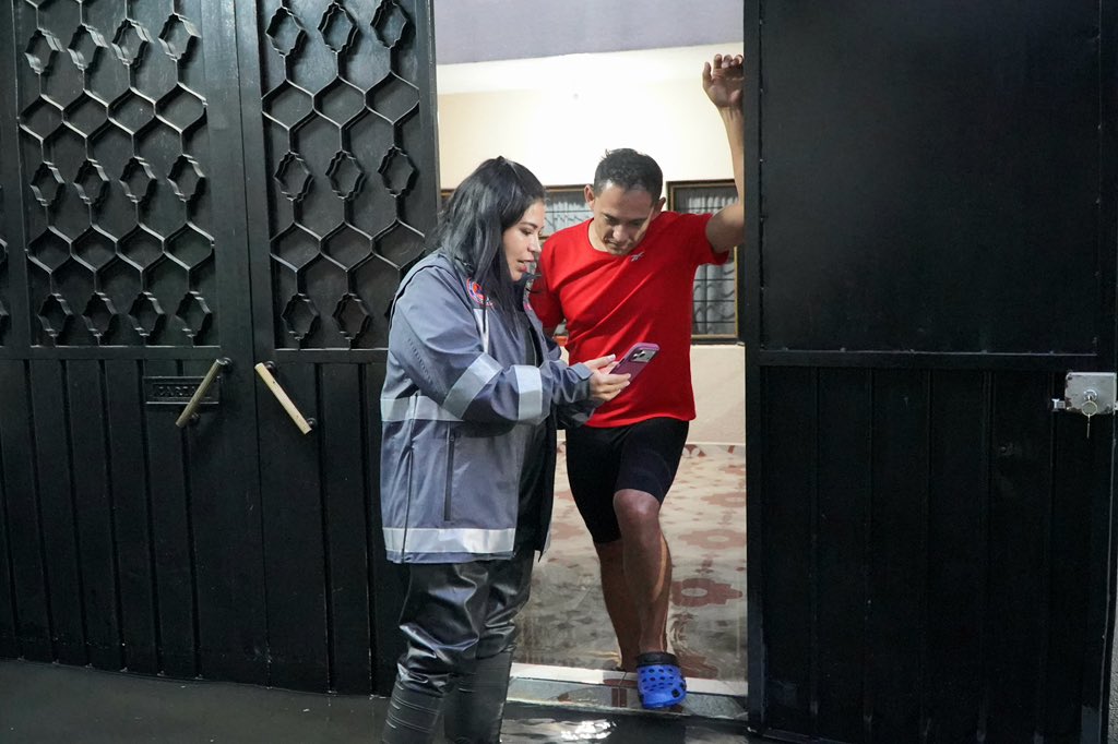 IztacalcoAl's tweet photo. Personal de la Alcaldía Iztacalco ya se encuentra trabajando en territorio para atender sus solicitudes y reportes.

Derivado de las fuertes lluvias de esta tarde, mantenemos activo el #OperativoAguaceros y recorremos diversos puntos para atender las afectaciones. https://t.co/E88d1QWALI
