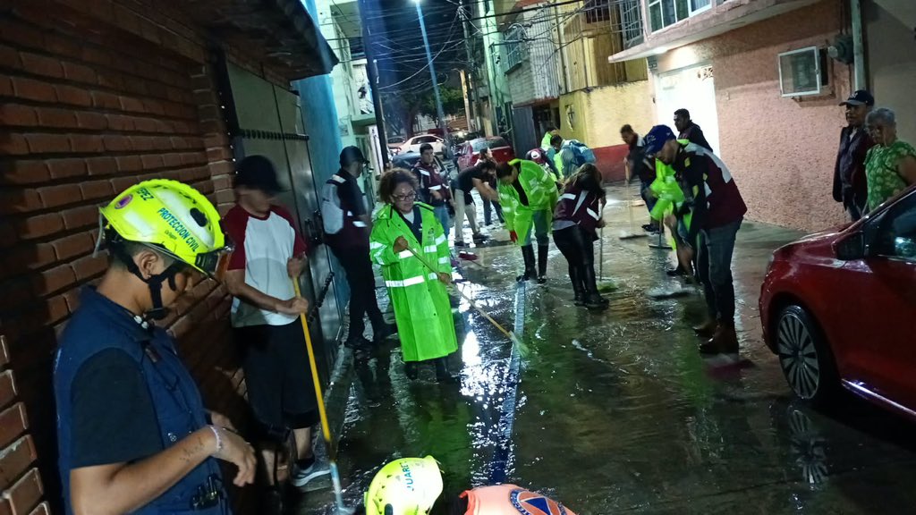 IztacalcoAl's tweet photo. Personal de la Alcaldía Iztacalco ya se encuentra trabajando en territorio para atender sus solicitudes y reportes.

Derivado de las fuertes lluvias de esta tarde, mantenemos activo el #OperativoAguaceros y recorremos diversos puntos para atender las afectaciones. https://t.co/E88d1QWALI