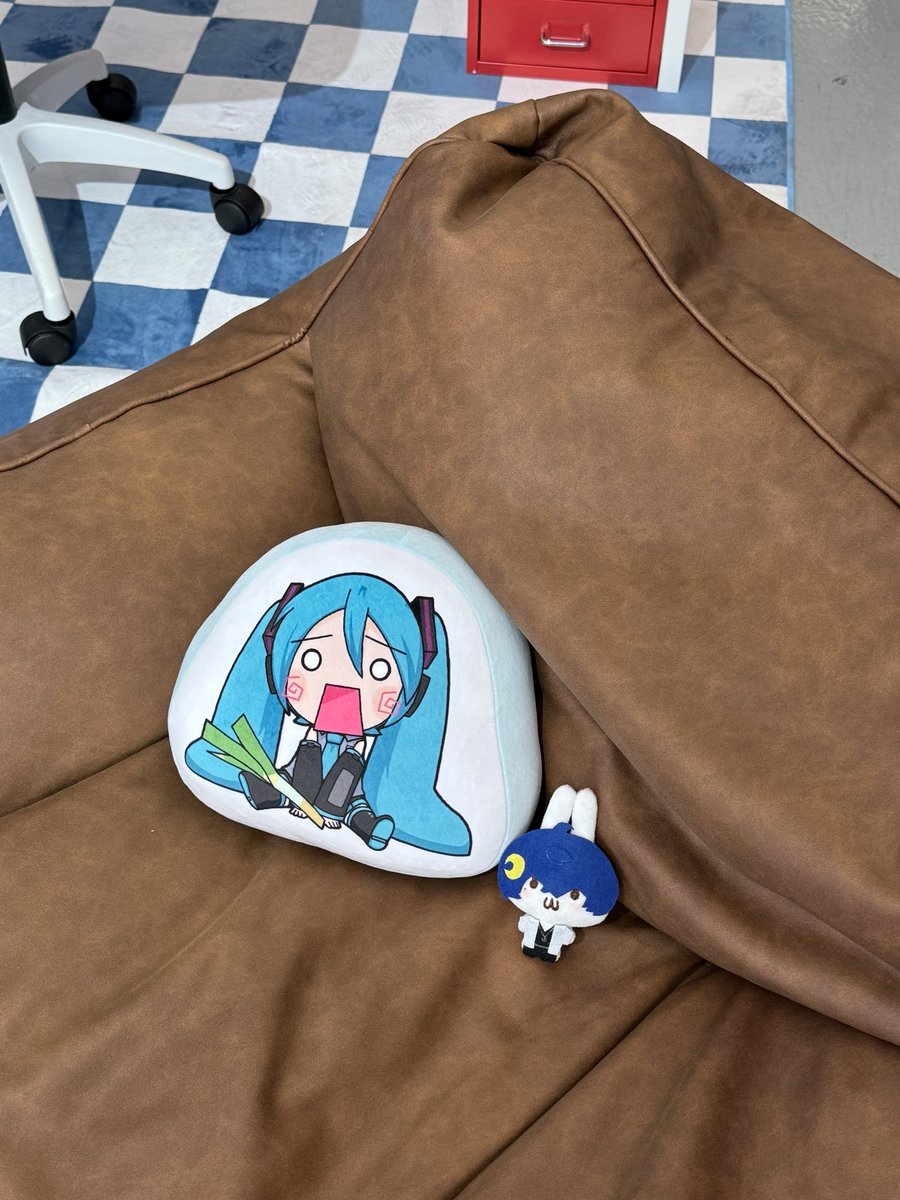 akuhoshi's tweet photo. 팝업 후기...(스포주의)

 디테일 요소가 많아서 꼼꼼히 보시는걸 추천해요💙🥺 무려 서랍도 열어볼수 있어서 훔쳐(?)보는 재미가 있었어요🫰🏻 사탕도 주는 스윗아골... https://t.co/1hJNVu61qW