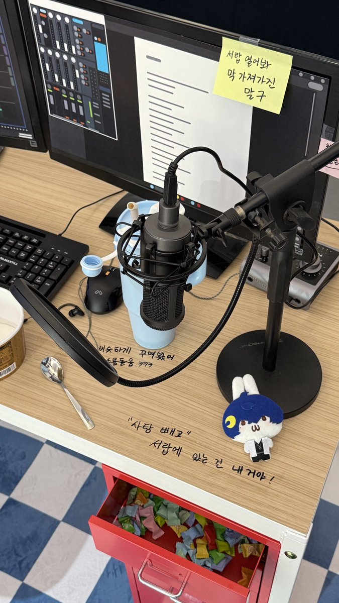 akuhoshi's tweet photo. 팝업 후기...(스포주의)

 디테일 요소가 많아서 꼼꼼히 보시는걸 추천해요💙🥺 무려 서랍도 열어볼수 있어서 훔쳐(?)보는 재미가 있었어요🫰🏻 사탕도 주는 스윗아골... https://t.co/1hJNVu61qW