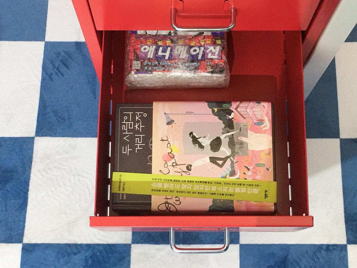 akuhoshi's tweet photo. 팝업 후기...(스포주의)

 디테일 요소가 많아서 꼼꼼히 보시는걸 추천해요💙🥺 무려 서랍도 열어볼수 있어서 훔쳐(?)보는 재미가 있었어요🫰🏻 사탕도 주는 스윗아골... https://t.co/1hJNVu61qW