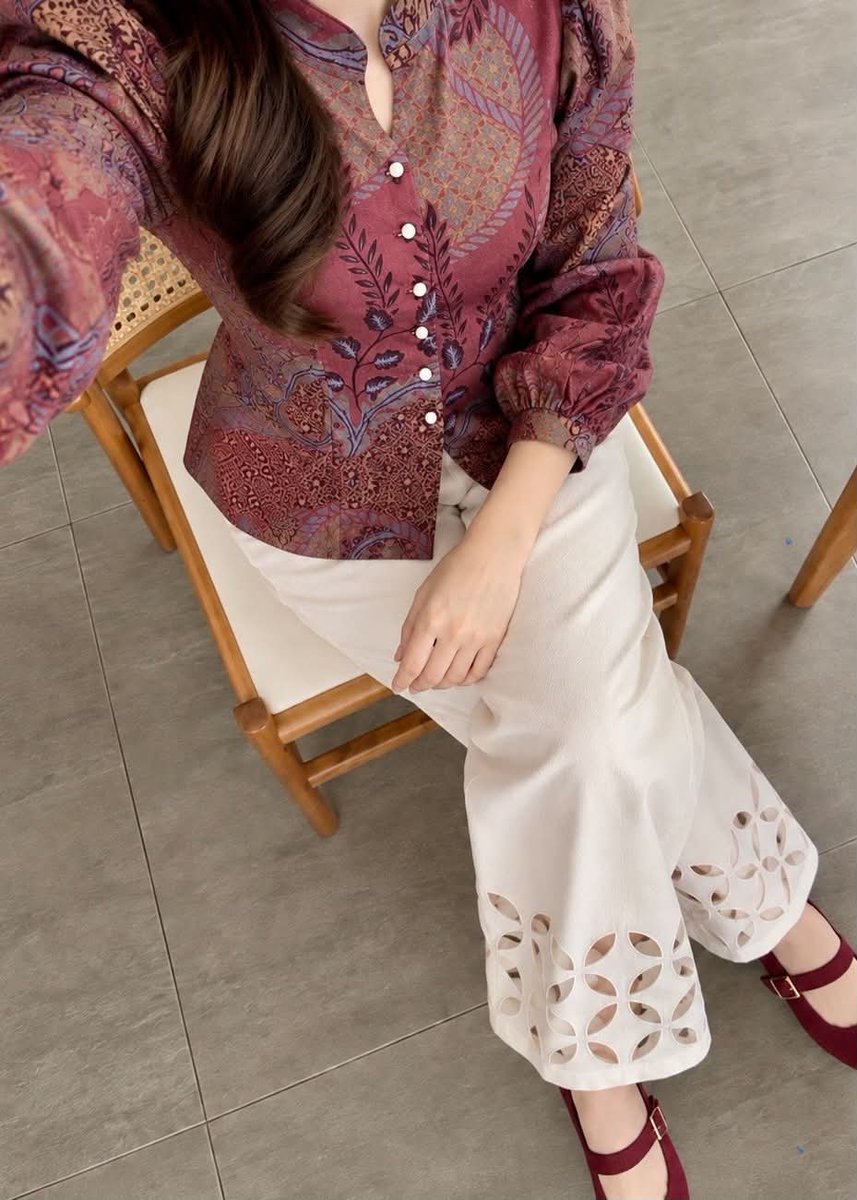 chiaadavinaa's tweet photo. Batik cantik di awal Oktober 🙂🫶🏼🌼 semangat 3 bulan terakhir di 2026 to all corporate girlies https://t.co/svHbl6xlry