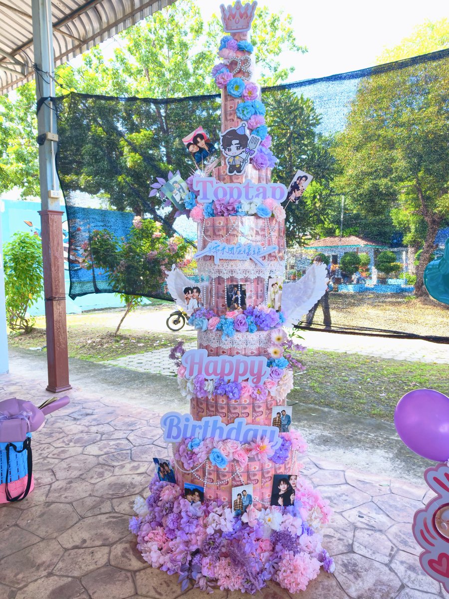 kYQv4Ys0ev72978's tweet photo. 【🎂Toptap生日应援 · 钱花蛋糕 圆满落地】
爱意与祝福如期抵达✨
以花缀塔，以爱为礼，恭贺Toptap陈拓安生日快乐！
✨愿Toptap新岁平安顺遂，星光相伴，前路繁花似锦，万事皆得所愿，和Minlee携手共赴岁岁年年

#ToptapMinlee
#TOPTAPJarukit  #MINLEEthanakorn 
#happyTOPTAPday2026 https://t.co/bK1QtyCm3C