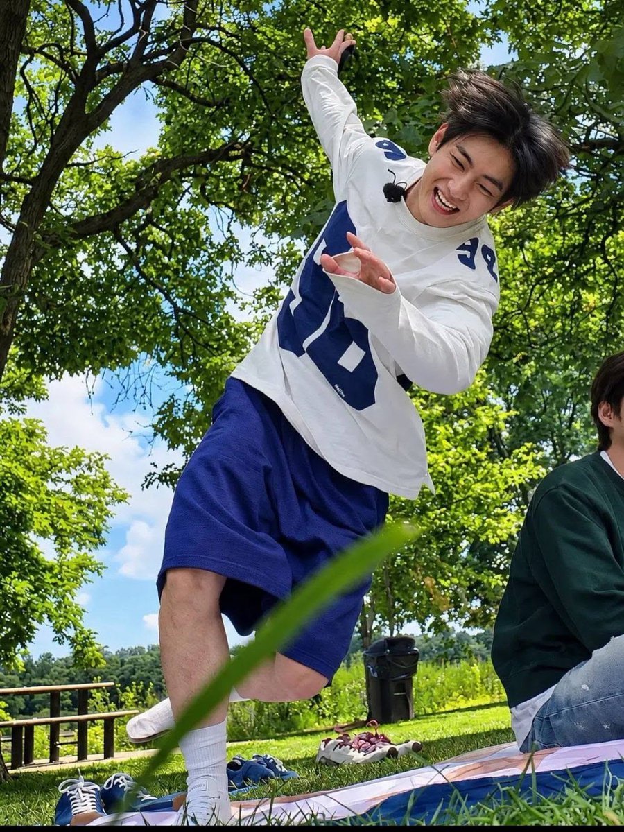 vanteglowshots's tweet photo. HAPPY AND PRETTY  TAEHYUNG https://t.co/X7tcuoX7hY