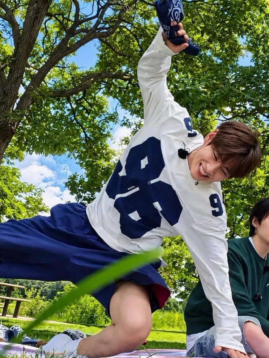 vanteglowshots's tweet photo. HAPPY AND PRETTY  TAEHYUNG https://t.co/X7tcuoX7hY