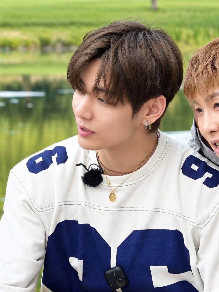 vanteglowshots's tweet photo. HAPPY AND PRETTY  TAEHYUNG https://t.co/X7tcuoX7hY