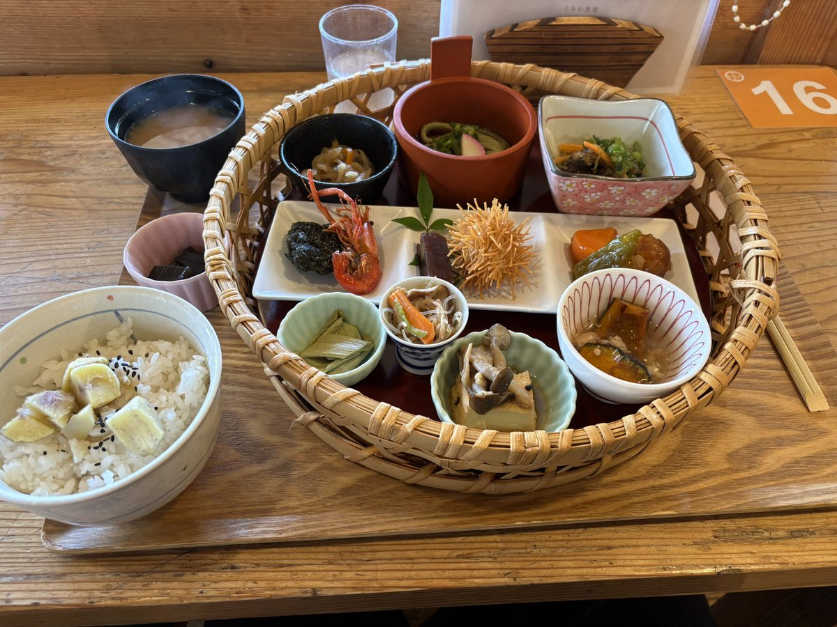 kai_yuzuki's tweet photo. 道の駅で秋御膳食べた🌰
四万十川沿い、風が気持ちいい☺️ https://t.co/bs3kWVod3h