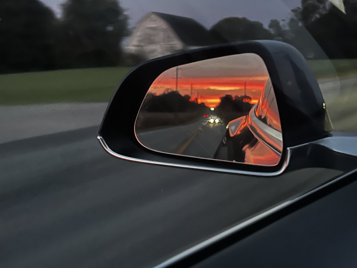 JenniCurrent's tweet photo. I know they say “Red sky at morning, sailors take warning” but dang, the sunrise in my rear view mirror this morning was epic https://t.co/bBquwBvvmW