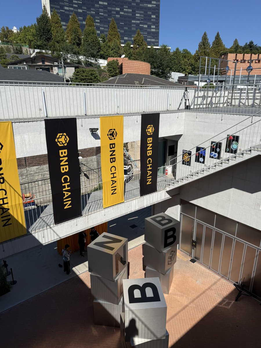 0xsandy1913's tweet photo. BNB Chain 首尔快闪店
欢迎大家来打卡 包出片的💛🖤 https://t.co/vuL80ZYzJX