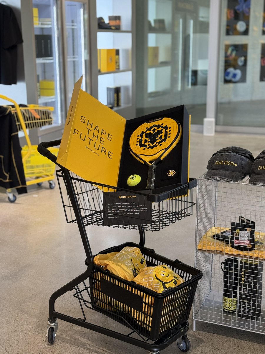 0xsandy1913's tweet photo. BNB Chain 首尔快闪店
欢迎大家来打卡 包出片的💛🖤 https://t.co/vuL80ZYzJX