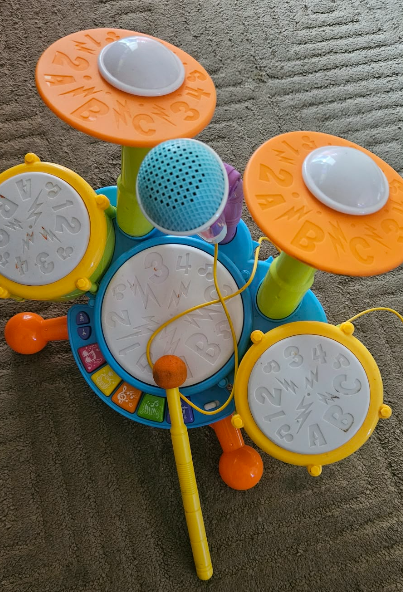 Mediyansr's tweet photo. tadi pagi gue ke pasar, ga sengaja ngelewatin toko mainan anak kecil. 
dan maaf gue jadinya beli ginian, lumayan ngobatin minat gue buat main drum ala2, daripada beli drum set asli yang harganya mahal dan ga cukup juga kalo ditaroh di kamar gue karena bakal sempit. https://t.co/bzM033Ith0