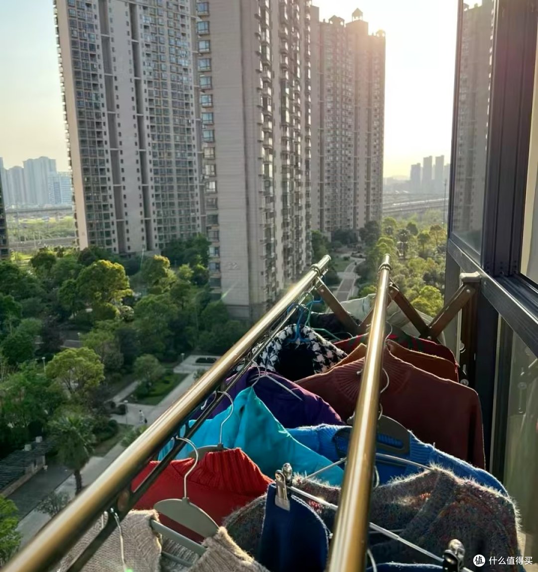 timoth_jenk's tweet photo. Hey @诩巫 , it’s such a lovely day—sun’s out, clothes are hung and nicely晾 on the balcony, perfect vibe for a casual chat!， https://t.co/FyjEXRFnuD