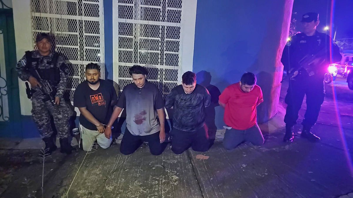 NoticieroSLV's tweet photo. La @PNCSV capturó a cinco sujetos que intentaron embestir a un grupo de agentes durante un procedimiento antidrogas sobre la prolongación de la Alameda Juan Pablo II y avenida Los Olivos Segundo, San Salvador.   

El personal policial resultó ileso y respondió en legítima defensa, lo que provocó que uno de los involucrados resultara lesionado y fue trasladado a un centro asistencial, mientras se encuentra bajo custodia policial.