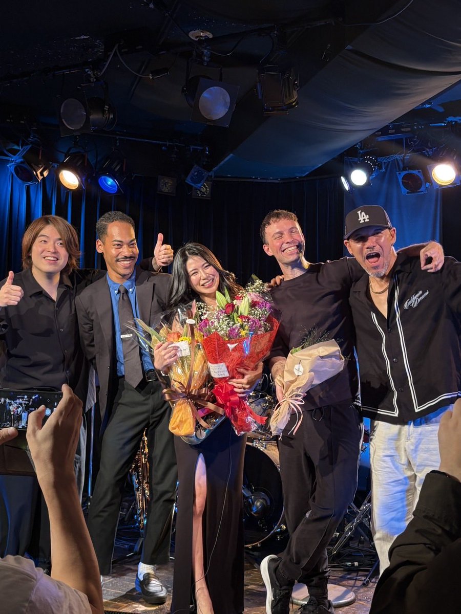 rirhythm2u's tweet photo. Rayleigh Birthday Live / Sep 30th 2027 @bluesalleyjapan 
Thank you for coming to our show!!
ご来場くださった皆様、ありがとうございました！重大発表あると匂わせて、言い忘れるという大失態😨😨カンペ用意してたのに読めませんでした....自分が謎だ...
ということで https://t.co/Nk6euuxsDG