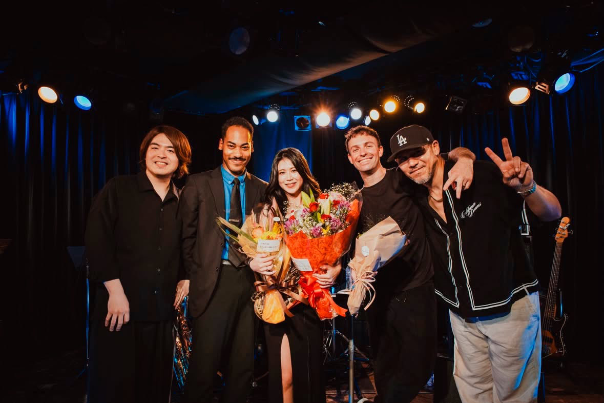 rirhythm2u's tweet photo. Rayleigh Birthday Live / Sep 30th 2027 @bluesalleyjapan 
Thank you for coming to our show!!
ご来場くださった皆様、ありがとうございました！重大発表あると匂わせて、言い忘れるという大失態😨😨カンペ用意してたのに読めませんでした....自分が謎だ...
ということで https://t.co/Nk6euuxsDG