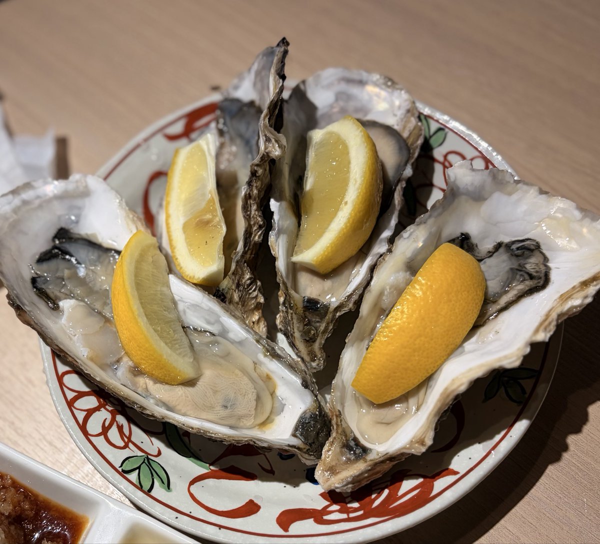 swallow_888's tweet photo. 本日はちゃんと昼飲みin🍻
牡蠣三昧からスタート🦪 https://t.co/zzjImijqQP