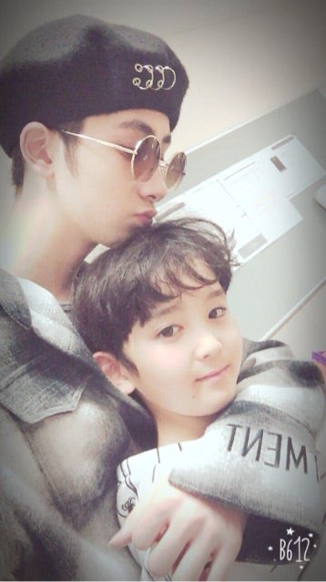 __knm022's tweet photo. さすがは出席番号20番の高岡ミロ、スパドラに関わらずだけど愛されまくってて良き> ̫<♩
楽ちゃんがお兄ちゃんに見えるのメロい https://t.co/9h9hCXmA1s
