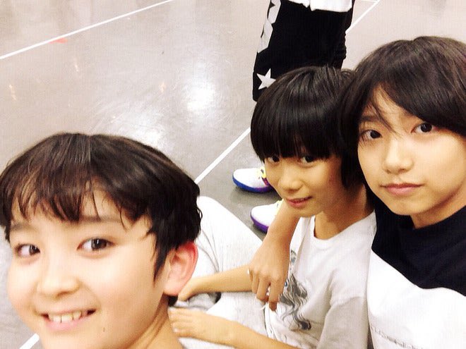 __knm022's tweet photo. さすがは出席番号20番の高岡ミロ、スパドラに関わらずだけど愛されまくってて良き> ̫<♩
楽ちゃんがお兄ちゃんに見えるのメロい https://t.co/9h9hCXmA1s