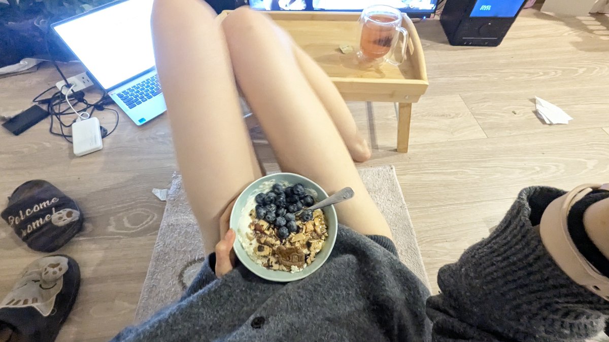 Kathe_MoeMoe's tweet photo. The skinny legend repeat her yogurtbowl ! :~9 https://t.co/e7LdvuSjxu
