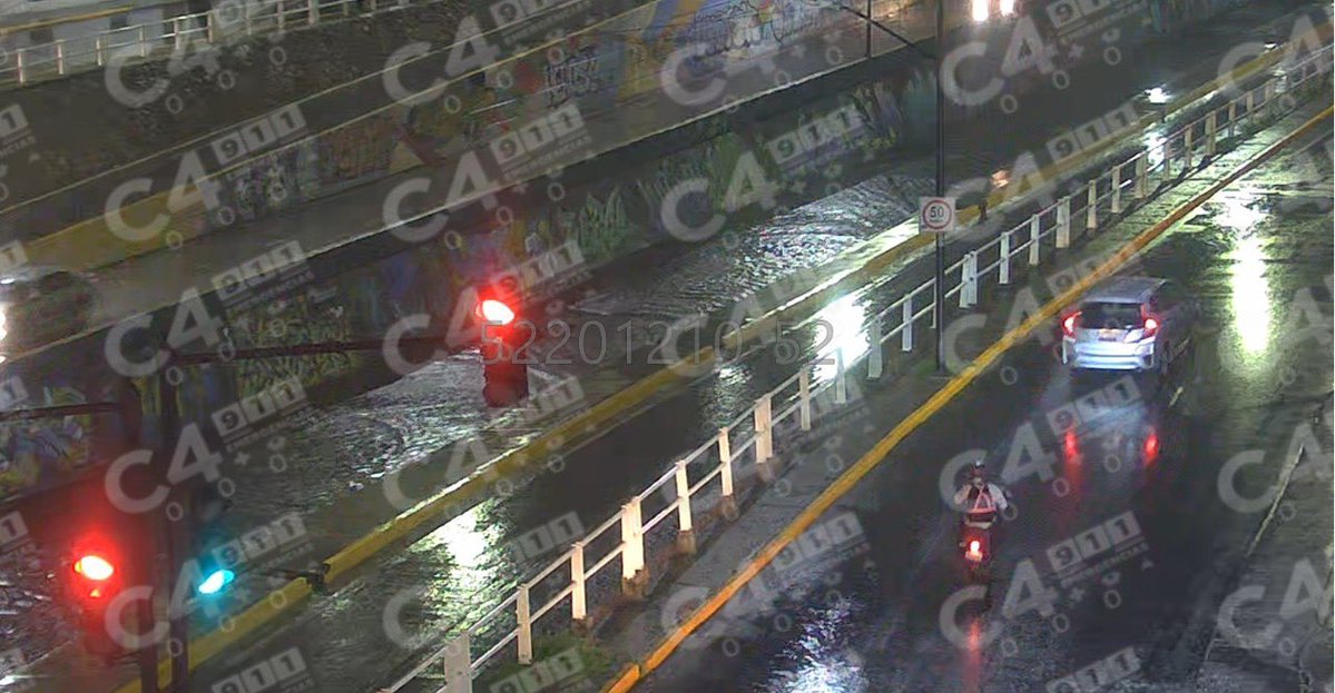Seguridad_Leon's tweet photo. 🌧️ Ante las lluvias registradas en León, a través del monitoreo del C4 se mantiene vigilancia sobre el nivel del Malecón del Río, con el objetivo de detectar cualquier incremento y, de ser necesario, implementar cierres viales para mantener la seguridad de los conductores. https://t.co/atSrwfBNhz