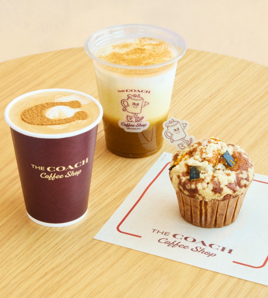 fashionpressnet's tweet photo. コーチが手掛けるカフェから秋限定メニュー、パンプキンチャイラテやかぼちゃ×キャラメルのマフィン - https://t.co/JAxQXk4eAJ https://t.co/hVxUmJ94U9
