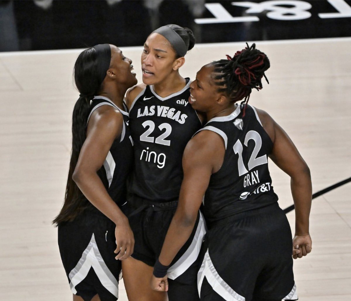 sh3lov3sa's tweet photo. MY BIG 3 TILL THE END OF TIME. https://t.co/Jsd19uj46n