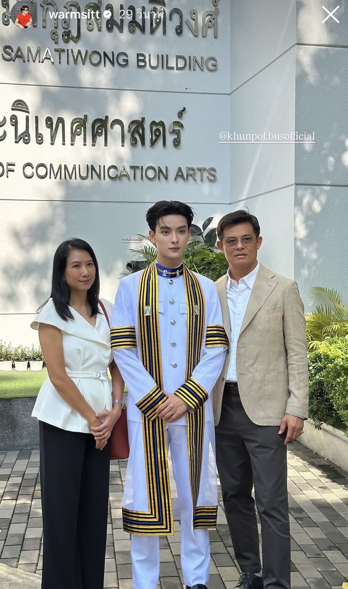 wwaran_kp's tweet photo. พี่วอมมาลงรูปขุนป๊ากับม๊าด้วยงื้อออแม่ปลอมๆอย่างฉันมีน้ามตาา🎓😭

KHUNPOL OFFICIALLY GRAD

#KHUNPOLGraduationDay 
#KHUNPOL https://t.co/VcvaaTfndu