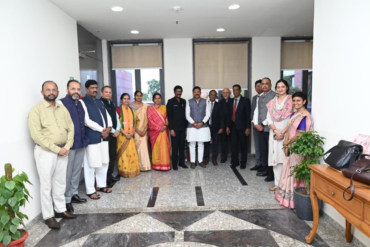 DrBharatippawar's tweet photo. श्रीलंका के JVP प्रतिनिधिमंडल के साथ विचारों के आदान-प्रदान का अवसर मिला।
इस प्रतिनिधिमंडल का नेतृत्व महासचिव श्री टिल्विन सिल्वा ने किया। इस अवसर पर श्रीमती चंद्रिका अधिकारी, सांसद श्री अबूबकर अथंबावा, श्री कबिलन सुंथरमूर्ति और सुश्री कल्पना मधुभाषिणी उपस्थित रहीं।
आदरणीय प्रधानमंत्री श्री @narendramodi जी के नेतृत्व में भारत की ‘वसुधैव कुटुम्बकम्’ की भावना को आगे बढ़ाते हुए, भाजपा के विदेश मामलों के विभाग के प्रभारी डॉ. @vijai63 के साथ अपने-अपने संगठनात्मक अनुभवों पर विचारों का आदान-प्रदान हुआ। इस संवाद से भाजपा और JVP के बीच पार्टी-टू-पार्टी संबंधों को और मजबूत करने तथा निरंतर संवाद को बढ़ावा देने में मदद मिली।
इस प्रकार के संवाद दोनों देशों के बीच बेहतर समझ, निरंतर सहयोग और मजबूत संबंधों की आधारशिला को और सुदृढ़ करते हैं।