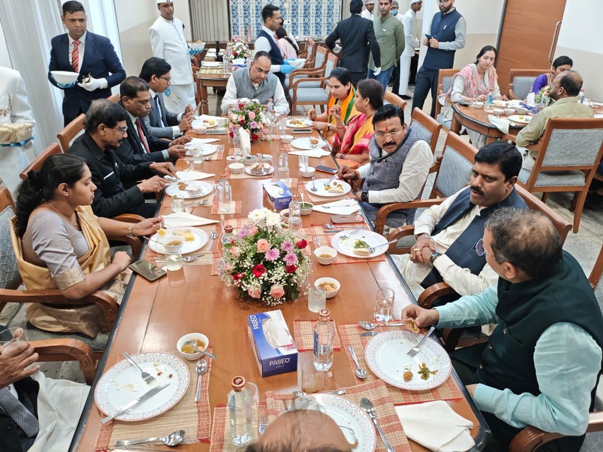 DrBharatippawar's tweet photo. श्रीलंका के JVP प्रतिनिधिमंडल के साथ विचारों के आदान-प्रदान का अवसर मिला।
इस प्रतिनिधिमंडल का नेतृत्व महासचिव श्री टिल्विन सिल्वा ने किया। इस अवसर पर श्रीमती चंद्रिका अधिकारी, सांसद श्री अबूबकर अथंबावा, श्री कबिलन सुंथरमूर्ति और सुश्री कल्पना मधुभाषिणी उपस्थित रहीं।
आदरणीय प्रधानमंत्री श्री @narendramodi जी के नेतृत्व में भारत की ‘वसुधैव कुटुम्बकम्’ की भावना को आगे बढ़ाते हुए, भाजपा के विदेश मामलों के विभाग के प्रभारी डॉ. @vijai63 के साथ अपने-अपने संगठनात्मक अनुभवों पर विचारों का आदान-प्रदान हुआ। इस संवाद से भाजपा और JVP के बीच पार्टी-टू-पार्टी संबंधों को और मजबूत करने तथा निरंतर संवाद को बढ़ावा देने में मदद मिली।
इस प्रकार के संवाद दोनों देशों के बीच बेहतर समझ, निरंतर सहयोग और मजबूत संबंधों की आधारशिला को और सुदृढ़ करते हैं।