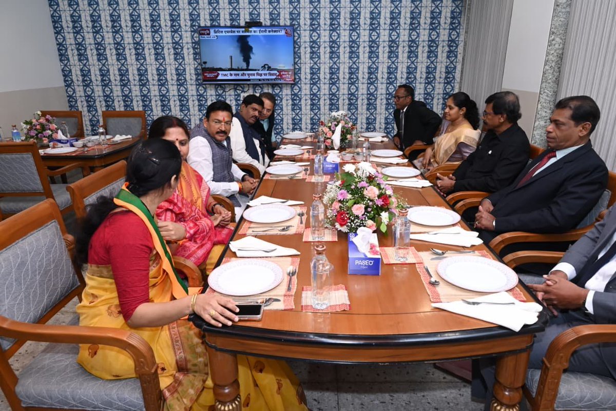 DrBharatippawar's tweet photo. श्रीलंका के JVP प्रतिनिधिमंडल के साथ विचारों के आदान-प्रदान का अवसर मिला।
इस प्रतिनिधिमंडल का नेतृत्व महासचिव श्री टिल्विन सिल्वा ने किया। इस अवसर पर श्रीमती चंद्रिका अधिकारी, सांसद श्री अबूबकर अथंबावा, श्री कबिलन सुंथरमूर्ति और सुश्री कल्पना मधुभाषिणी उपस्थित रहीं।
आदरणीय प्रधानमंत्री श्री @narendramodi जी के नेतृत्व में भारत की ‘वसुधैव कुटुम्बकम्’ की भावना को आगे बढ़ाते हुए, भाजपा के विदेश मामलों के विभाग के प्रभारी डॉ. @vijai63 के साथ अपने-अपने संगठनात्मक अनुभवों पर विचारों का आदान-प्रदान हुआ। इस संवाद से भाजपा और JVP के बीच पार्टी-टू-पार्टी संबंधों को और मजबूत करने तथा निरंतर संवाद को बढ़ावा देने में मदद मिली।
इस प्रकार के संवाद दोनों देशों के बीच बेहतर समझ, निरंतर सहयोग और मजबूत संबंधों की आधारशिला को और सुदृढ़ करते हैं।