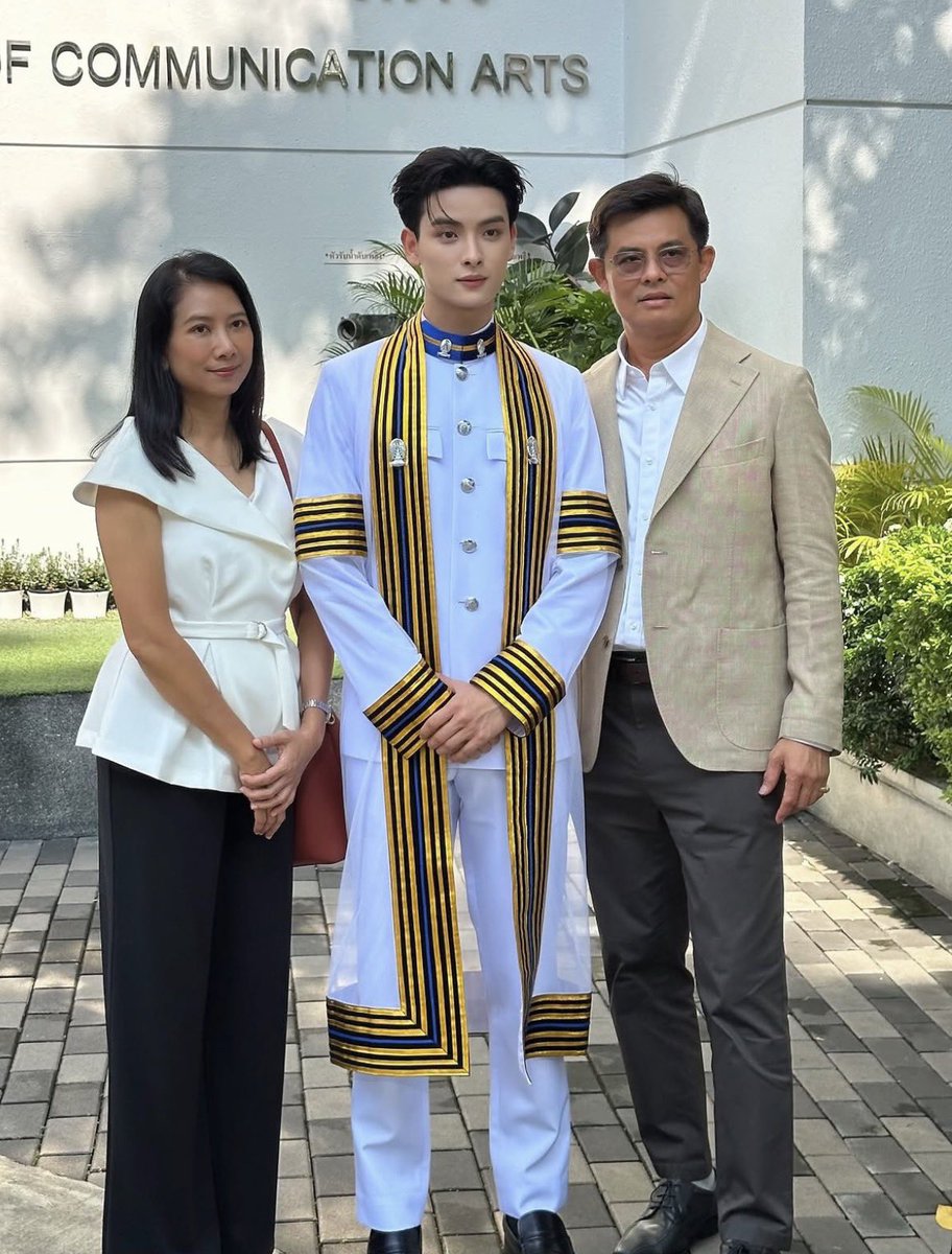 hellohellobus__'s tweet photo. มีน้ำตาแล้วน่ะ😭 (ใดๆ พี่บัณฑิตโครตหล่อ)
#KHUNPOLGraduationDay
#KHUNPOL https://t.co/tSXz8Qeho8